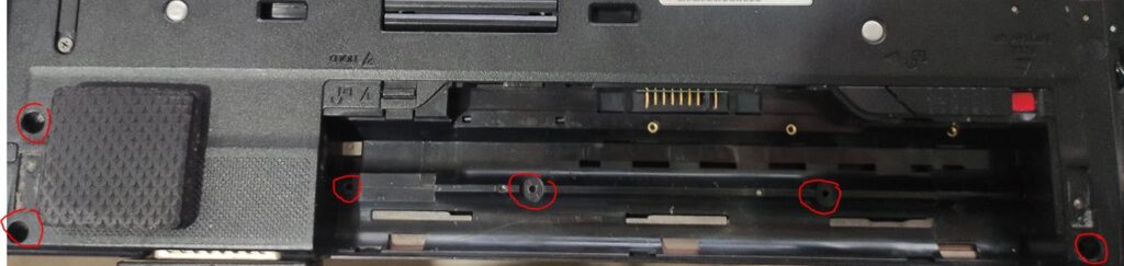 Alle verstecken Schrauben die ausgebaut werden müssen um die BIOS Batterie zu tauschen beim Lifebook E8310