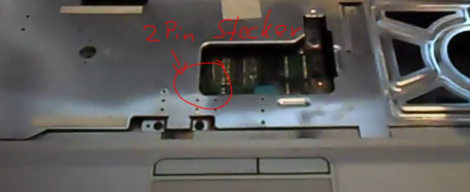 Versteckte CMOS Batterie beim Lifebook E8310 unter dem Blech befindet sich der zwei PIN Stecker mit der Batterie drann